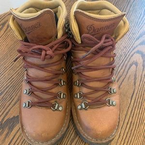 Danner women’s mountain 600